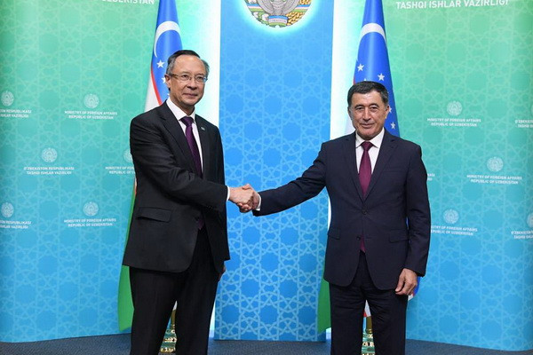 Vladimir Norov receives the OSCE High Commissioner on National Minorities