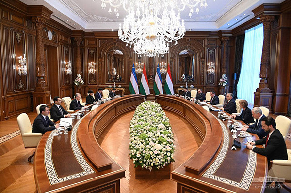 The leaders of Uzbekistan and Hungary discuss priority projects of mutually beneficial cooperation