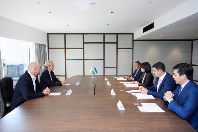 Uzbekistan Delegation Meets IOC President Kirsty Coventry in Singapore