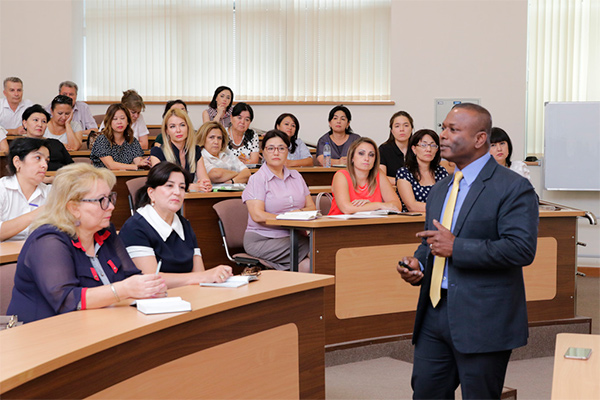 School principals familiarize themselves with the Singapore’s experience