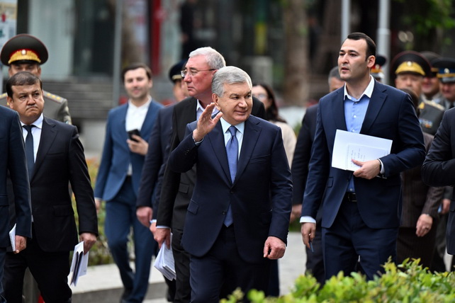 Mirziyoyev inspects new gastro street in Tashkent