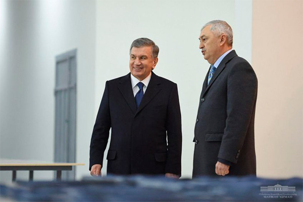 Shavkat Mirziyoyev acquaints with the company “Mirzachul Tex”