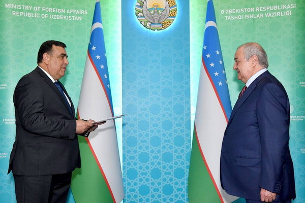 Abdulaziz Kamilov receives the Ambassador of Tajikistan