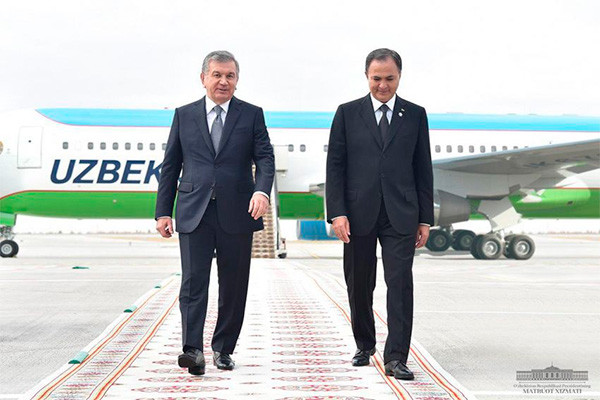 Shavkat Mirziyoyev arrives in Ashgabat