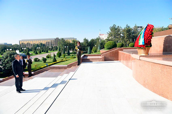 Shavkat Mirziyoyev lays flowers at the Monument of Independence and Humanism