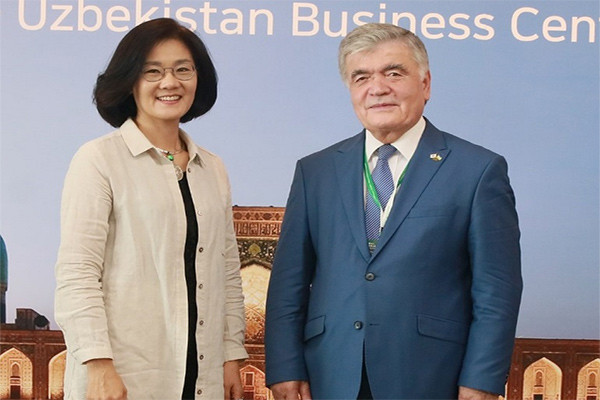 Ilkhom Nematov holds a meeting at Global Green Growth Institute