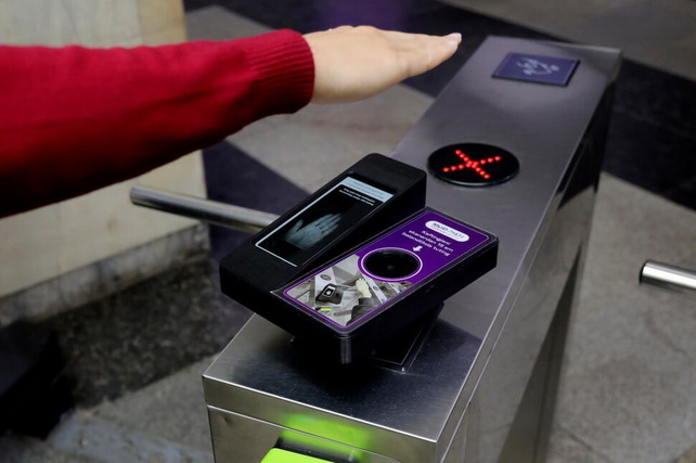 Toshkent metrosining 12 ta stansiyasida kaft orqali to‘lov tizimi ishga tushdi
