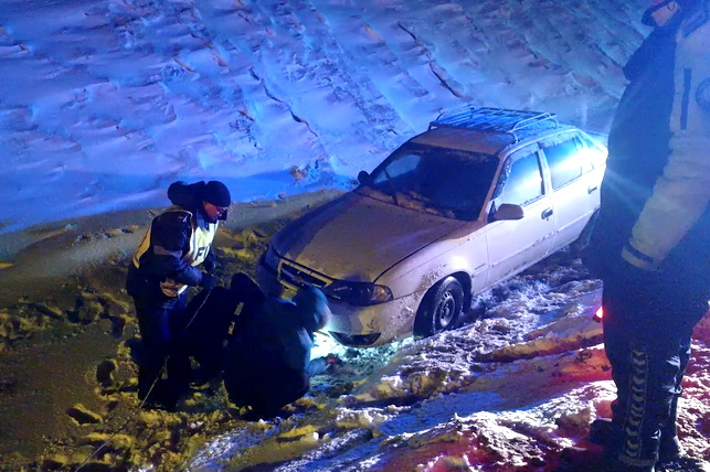 На перевале Камчик легковой автомобиль съехал в кювет, водителя спасли