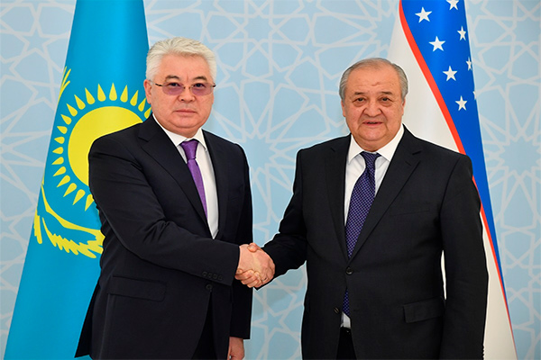 Uzbek, Kazakh FMs hold negotiations to discuss ties