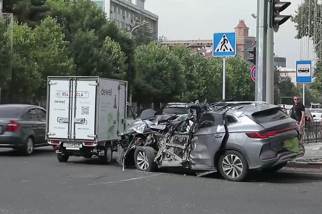 В Ташкенте автобус столкнулся с автомобилем BYD