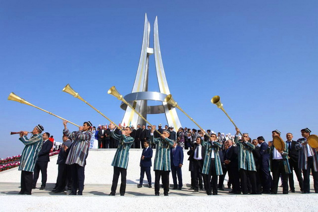 Davlat rahbarlari O‘zbekiston, Tojikiston va Qirg‘iziston do‘stligi timsolini ochdilar