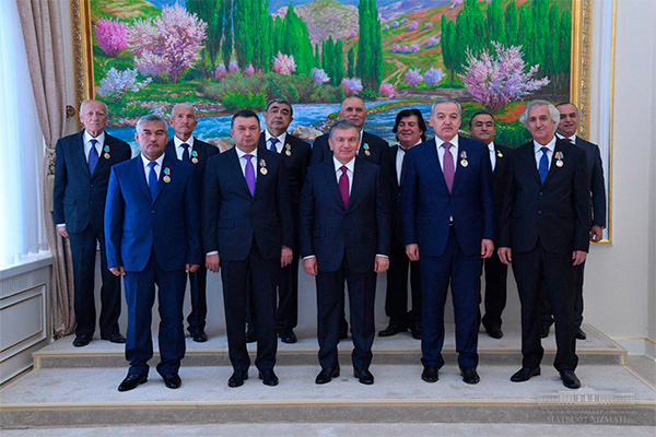 Uzbek Presidents hands over awards to foreign businessmen