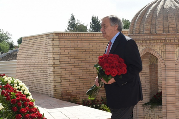 Президент Узбекистана и Генсек ООН посетили могилу Ислама Каримова