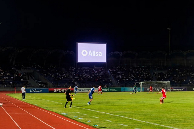 Алиса впервые стала комментатором футбольного матча прямо на стадионе в Узбекистане