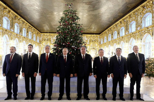 Ўзбекистон Президенти Санкт-Петербургнинг тарихий обидалари билан танишди