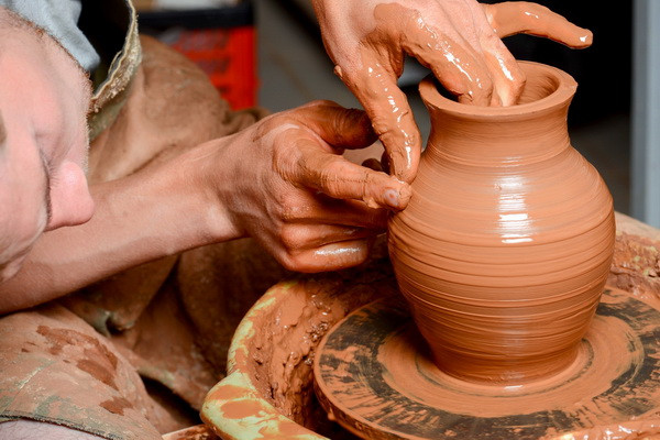 A procedure is being introduced for the allocation of subsidies to potters in order to teach young people to craft