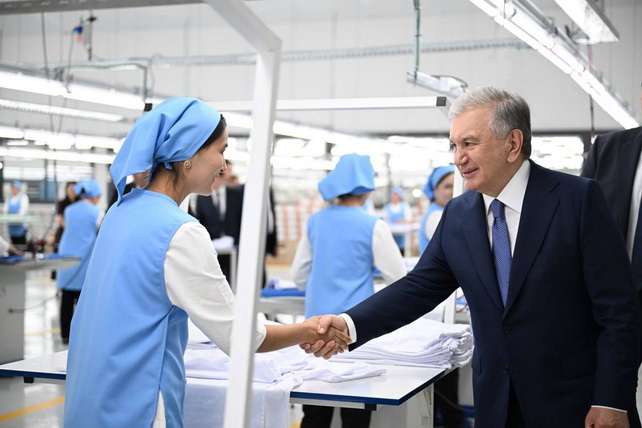 Shavkat Mirziyoyev Xorazm viloyatidagi “Urganch klaster” yangi to‘qimachilik klasterini borib ko‘rdi