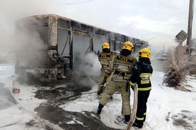 Toshkentning Olmazor tumanida Mercedes-Benz avtobusi yonib ketdi