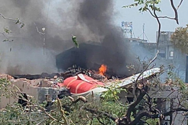 Air India aviakompaniyasiga tegishli yo‘lovchi samolyoti Axmedabad aeroportida parvoz paytida halokatga uchradi