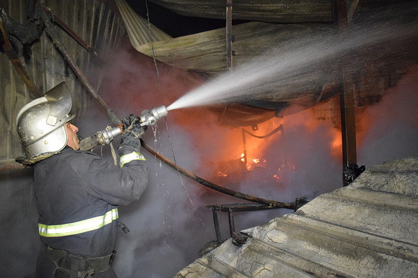 In Andijan, Emergency Situations Ministry rescuers extinguish a fire at a production facility