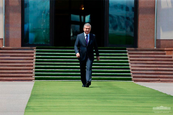 President of Uzbekistan arrives in Saint Petersburg