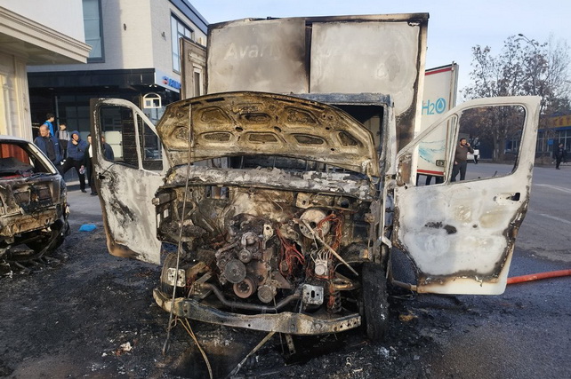 В Алмазарском районе Ташкента произошло возгорание автомобиля