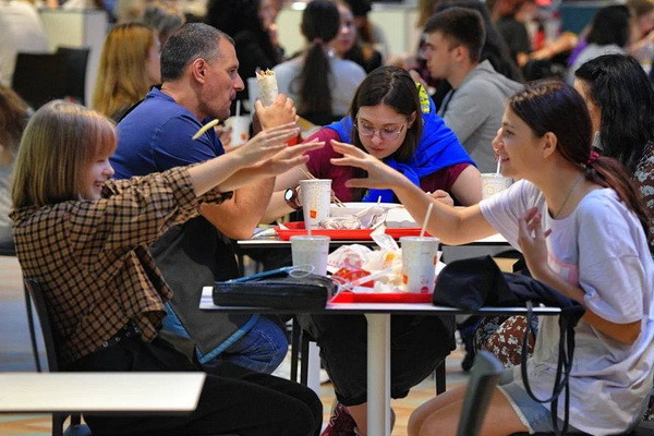 Why do Moscow teenagers like spending their leisure time in food courts?