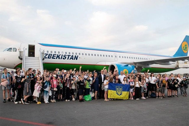 Bir guruh ukrainalik bolalar dam olish va sog‘lomlashtirish uchun Toshkentga yetib keldi