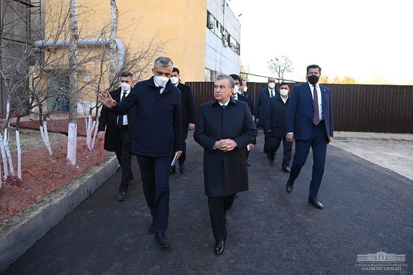 Uzbek President gets acquainted with the creative work in Chirchik