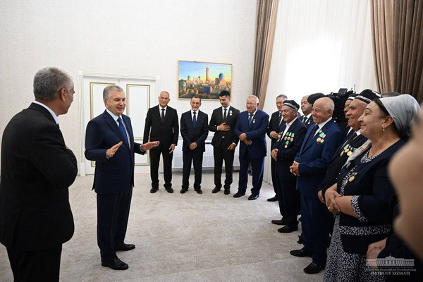 Шавкат Мирзиёев бухоролик фаоллар билан суҳбатлашди