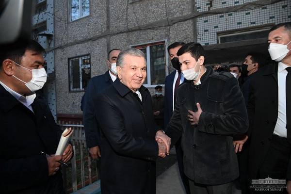 Uzbek President visits makhallas and talked with residents of Chirchik
