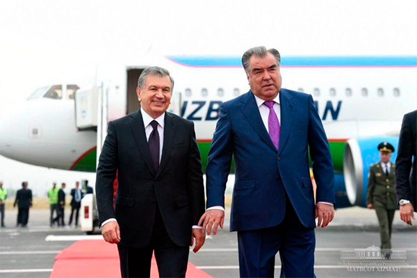 Shavkat Mirziyoyev arrives in Tajikistan