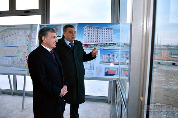 Shavkat Mirziyoyev visits Sergeli district to familiarize himself with newly constructed houses