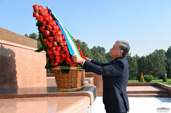 The President of Uzbekista visits Mustaqillik Square