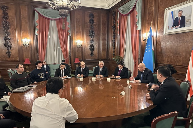Представители парламента Узбекистана встретились с соотечественниками в США