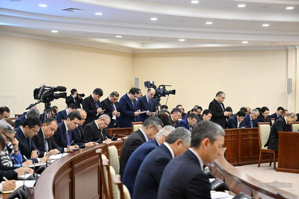 Шавкат Мирзиёев: кредит ставкаларини камида 2-3 фоизга тушириш муҳим