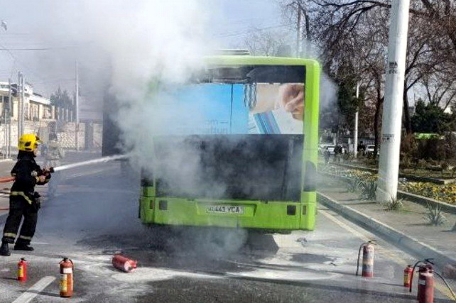 В Сергелийском районе Ташкента загорелся автобус — пострадавших нет