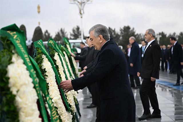 Президент Узбекистана возложил цветы к Монументу Нейтралитета в Ашхабаде