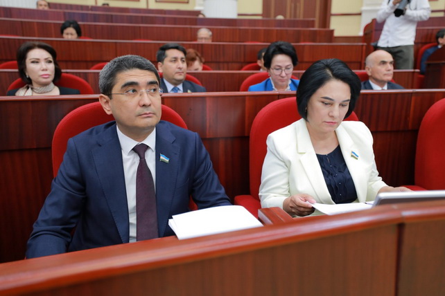 Uzbek Lawmakers Pass Bill to Strengthen Business Rights
