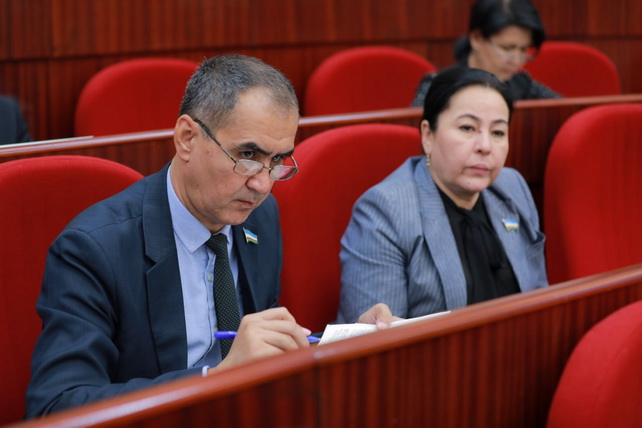 Uzbek Lawmakers Approve Military Pension Reform Bill