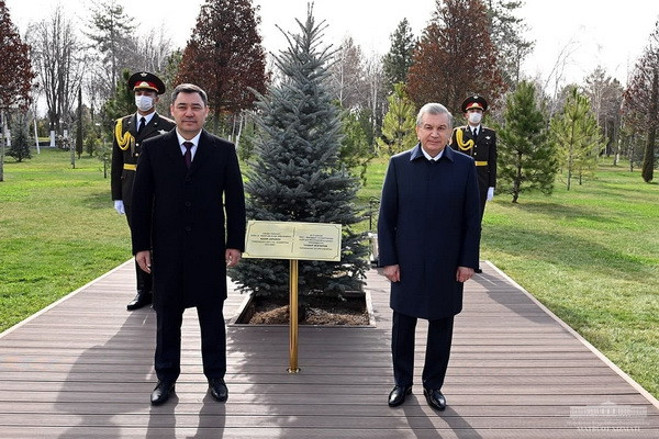 Presidents of Uzbekistan and Kyrgyzstan plant tree