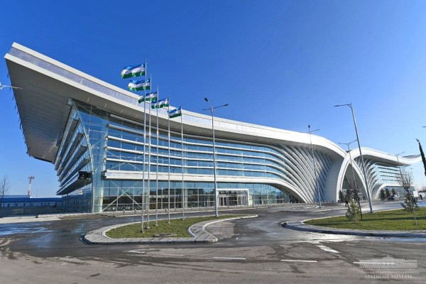 Samarqandda Cobalt haydovchisi katta tezlikda aeroport to‘sig‘iga borib urildi