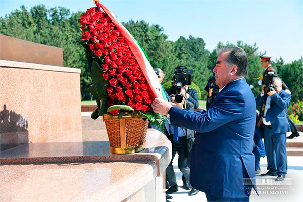 President of Tajikistan lays flowers to Monument of Independence and Humanism