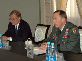 Глава Центрального командования США генерал Дэвид Петреус посетил Узбекистан
