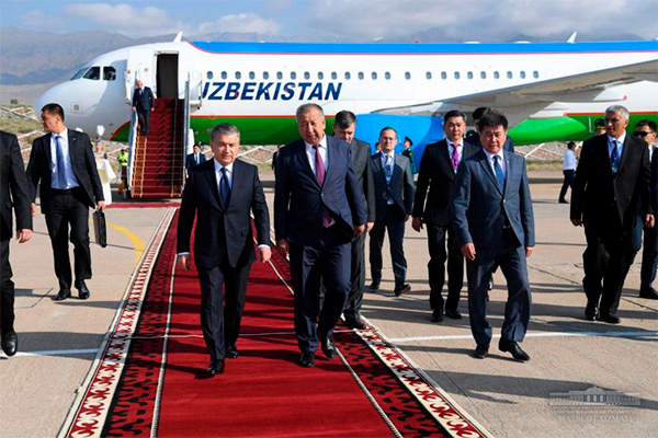 Shavkat Mirziyoyev arrives in Kyrgyzstan