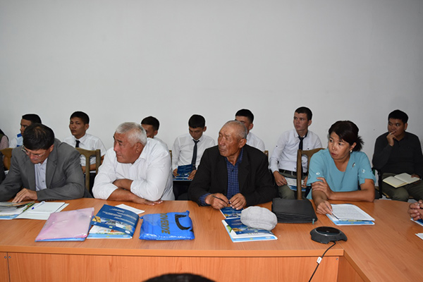 Specialists of the Foundation for Development of Socially Significant Initiatives present green technologies in Nukus