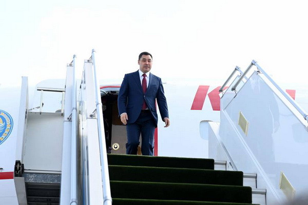 The President of the Kyrgyz Republic arrives in Uzbekistan