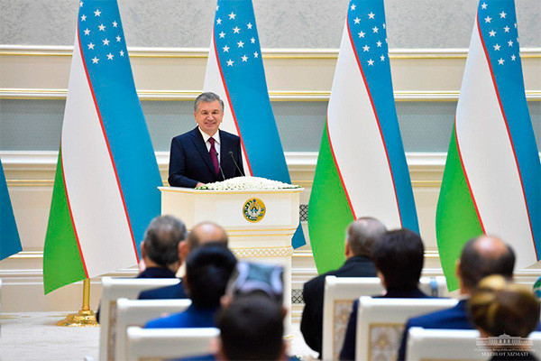 Uzbek leader hands over awards
