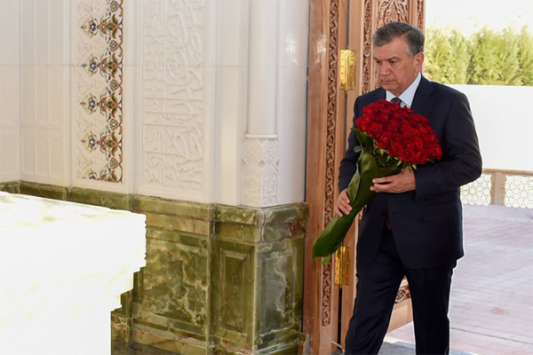 Президент Узбекистана посетил могилу Ислама Каримова